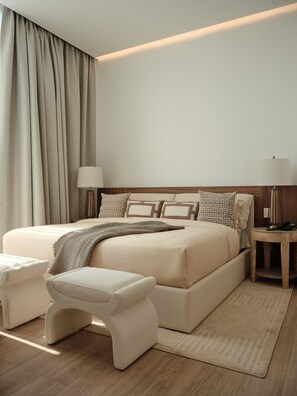 A modern hotel room with a large bed, bedside tables, a bedside lamp, a small table, and a bench. - Condesa Residence - Roma Luxury Suite 307 (Ciudad de México)
