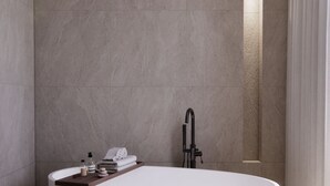 Suite | Bathroom | Slippers, soap, shampoo, toilet paper - Hotel COTA (Busan)