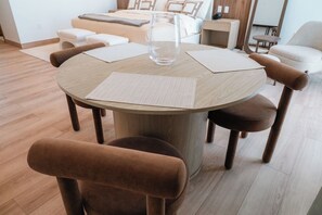 A round dining table with six chairs, a clear glass vase, and placemats. - Condesa Residence - Roma Luxury Suite 401 (Ciudad de México)