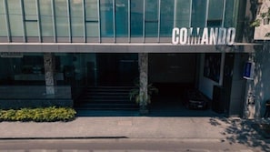 A building with a glass facade and the name 'COLANDO' above the entrance. - Condesa Residence - Roma Luxury Suite 302 (Mexico City)