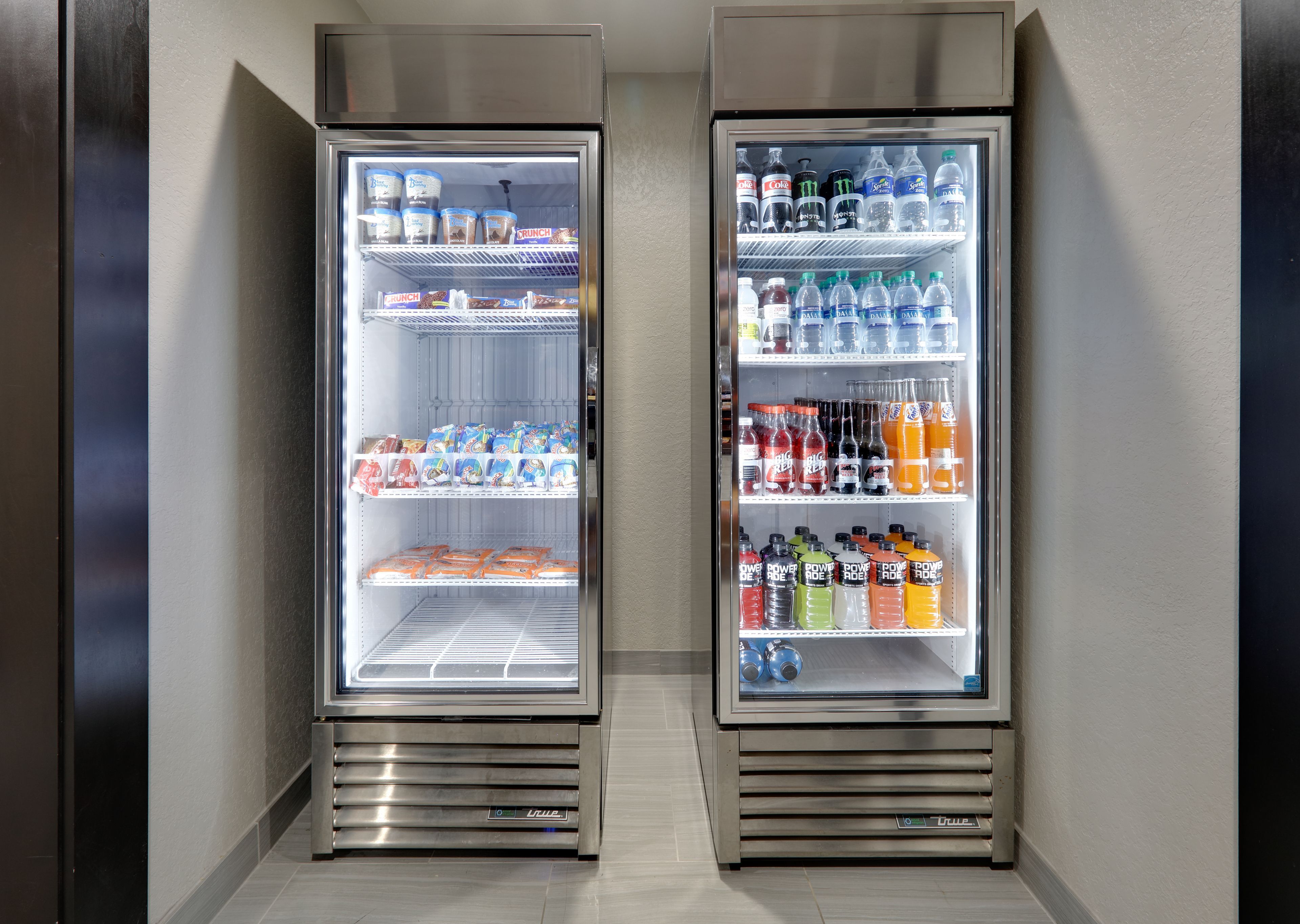 Duas vitrines refrigeradas com snacks, bebidas e produtos lácteos.