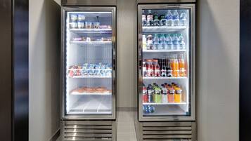 Duas vitrines refrigeradas com snacks, bebidas e produtos lácteos.