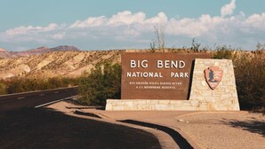 Wegwijzer voor het Big Bend National Park, met een heldere lucht en een woestijnlandschap op de achtergrond.