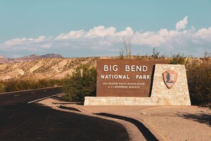 Señal de tráfico para el Parque Nacional Big Bend, con cielo despejado y paisaje desértico al fondo.