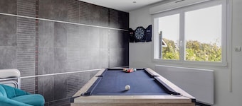 Duplex 'Vue Mer & Ping-Pong/Billard' with Private Terrace and Wi-Fi, 5 min from Port