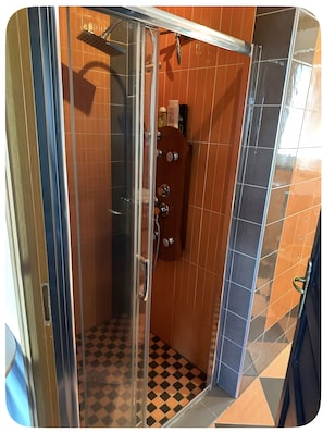 Bathroom - Holiday Home 'Duplex Sea View -5min To The Harbor' with Sea View, Private Terrace and Wi-Fi (Perros-Guirec)