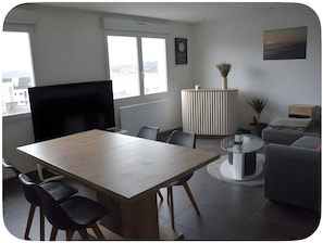 Dining - Holiday Home 'Duplex Sea View -5min To The Harbor' with Sea View, Private Terrace and Wi-Fi (Perros-Guirec)