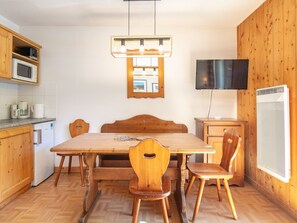 A compact kitchen with a microwave, coffee maker, and a small refrigerator. - Flat with a balcony and heated swimming pool / accessible for people with reduced mobility (Saint-Sorlin-d´Arves)