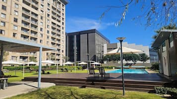 Una piscina al aire libre, una piscina climatizada