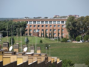 Un edificio con tetto piatto, numerose finestre e facciata in mattoni.