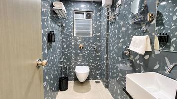 Klassieke tweepersoonskamer | Badkamer | Handdoeken, zeep, shampoo, toiletpapier