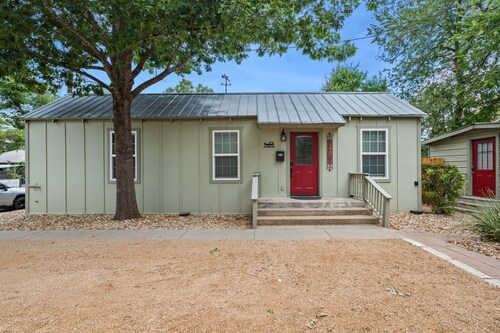 Charming 1 BDRM House | Walk to Georgetown Square