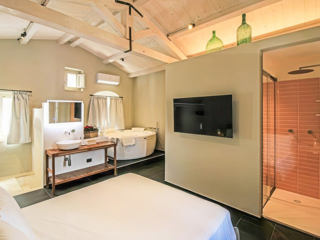 WiFi, bed sheets