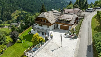 Luxury Villa, Balcony, Mountain View | Soundproofing, iron/ironing board, WiFi (free)