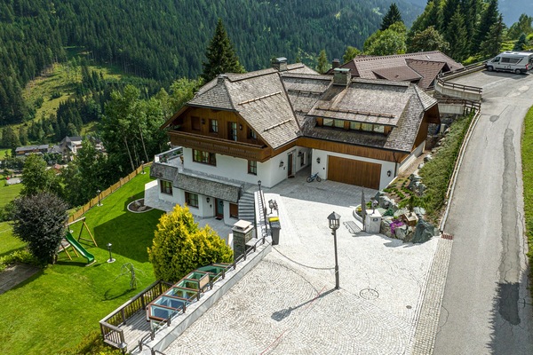 Luxury Villa, Balcony, Mountain View | Soundproofing, iron/ironing board, WiFi (free)