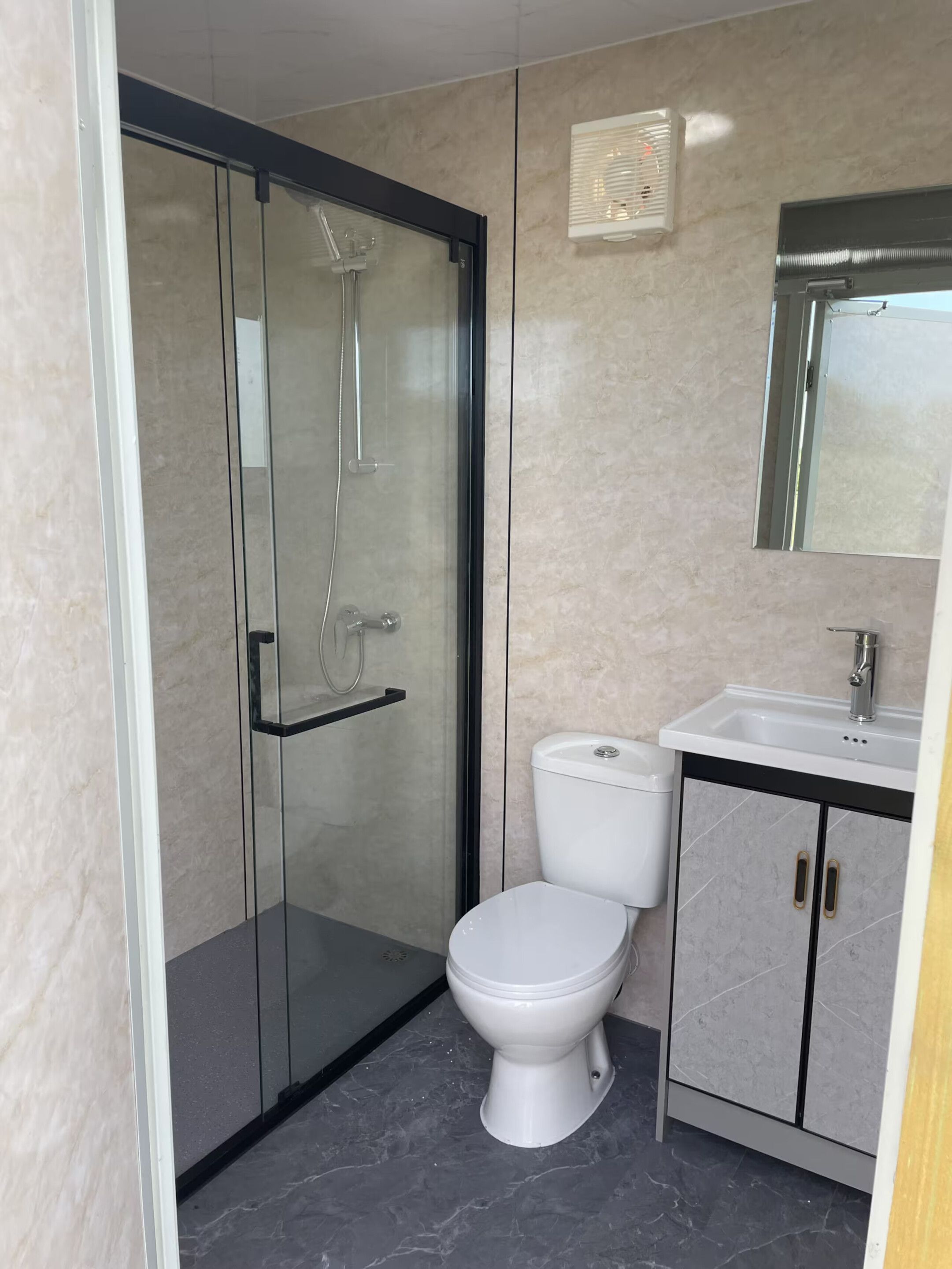 Cabaña, patio, vista al jardín | Baño | Amenidades de baño gratuitas, jabón, papel de baño 