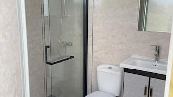 Cabaña, patio, vista al jardín | Baño | Amenidades de baño gratuitas, jabón, papel de baño