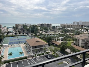 Ein Hotel mit Tennisplatz, Pool und Meerblick.
