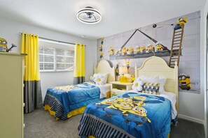Ein Schlafzimmer mit zwei Betten, einem Schreibtisch und einem Kleiderschrank.