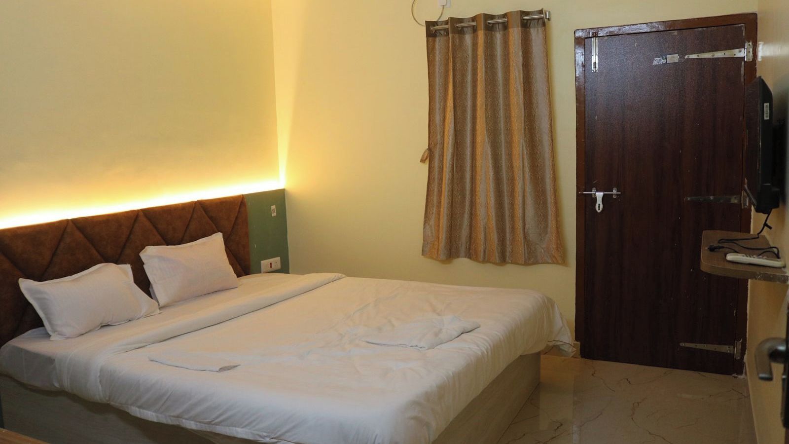 Premium Room | Desk, laptop workspace, WiFi (free)