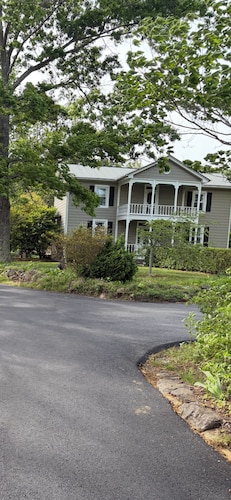 Spacious, light-filled,  4-bedroom farmhouse 10-minutes south of Charlottesville