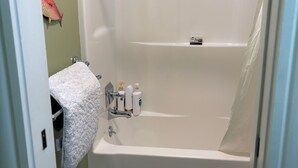 Ein Badezimmer mit einer Badewanne, einem WC und einer Duschvorhang.
