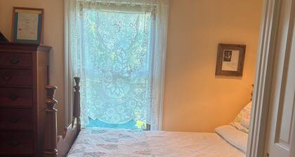 Spacious, light-filled, 4-bedroom farmhouse 10-minutes south of Charlottesville