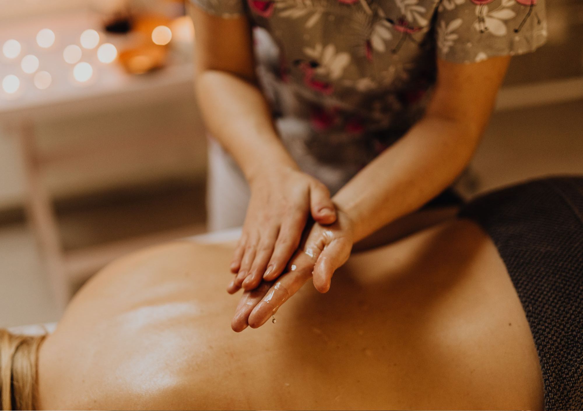 En person modtager massage på en massagestol.