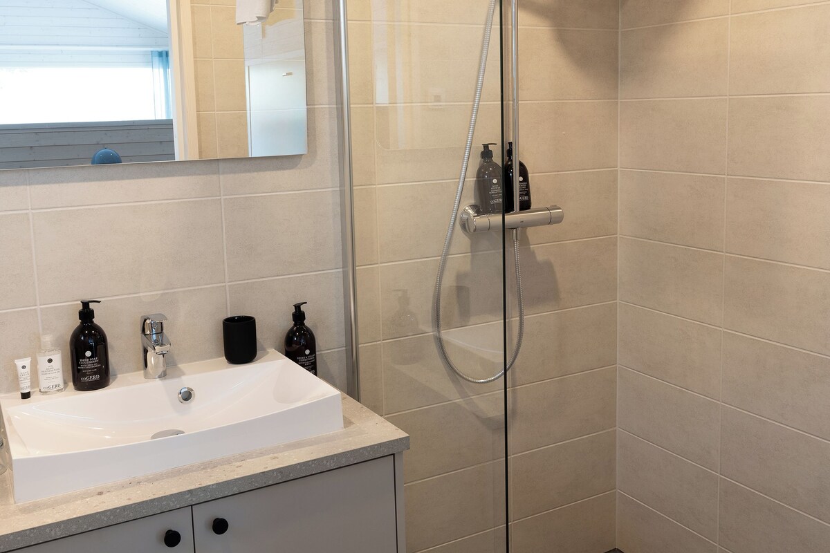 Superior Cabin, Lake View | Bathroom | Shower, hair dryer, towels, soap