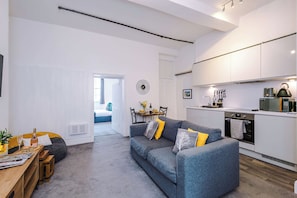 A modern apartment with a living room, dining area, and kitchen. - Hideaway City Centre Flat in Chester, Sleeps 2! (North)