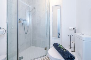 A modern bathroom with a glass-enclosed shower, a toilet, and a sink. - Hideaway City Centre Flat in Chester, Sleeps 2! (North)