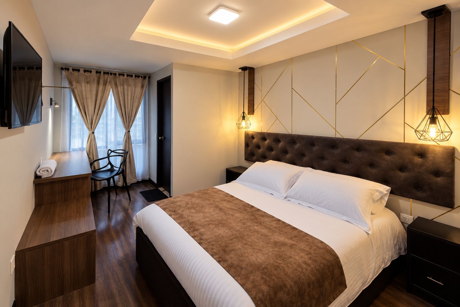 Ein modernes Hotelzimmer mit einem großen Bett, einem Schreibtisch und einem an der Wand befestigten Fernseher.