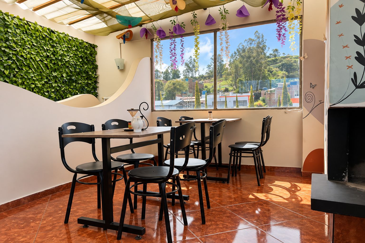 Una cafetería con un muro curvo, una pared verde y vistas a una zona residencial.