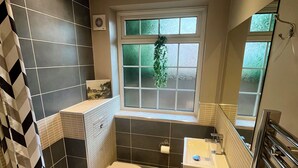 A modern bathroom with a bathtub, toilet, and sink. - 10 min walk to York Minster & Station (York)