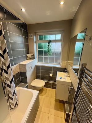Bathroom - 10 min walk to York Minster & Station (York)