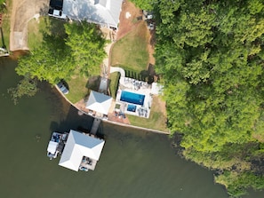 A residential area with a dock, a swimming pool, and a boat. - Perrydise Lakehouse with Pool, Hot Tub & Sunset Views (Shelby)