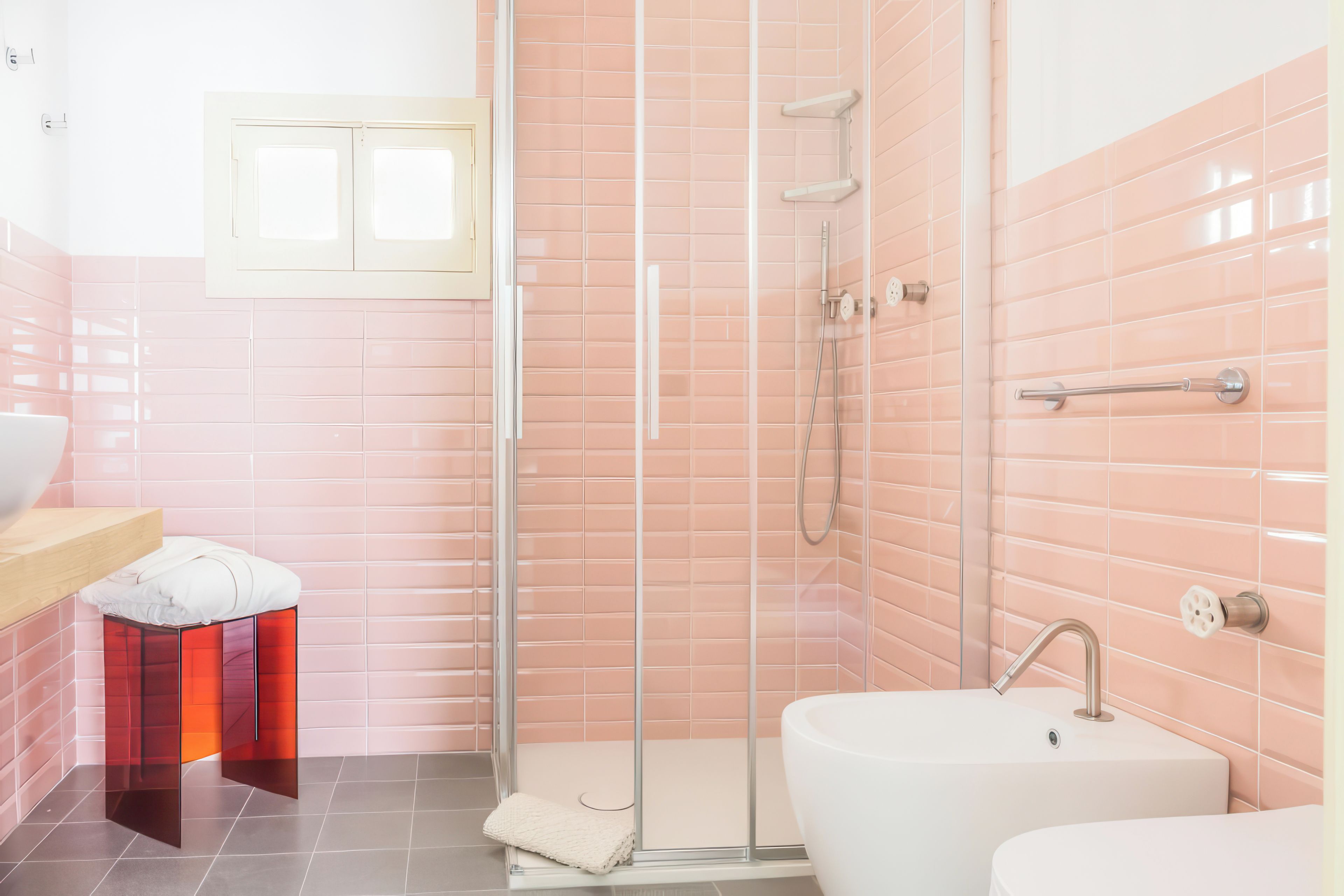 Een moderne badkamer met een douche, een wastafel en een toilet.