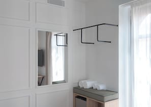 A bathroom with a mirror, a towel rack, and a sink with towels. - Casa Candela Sevilla (Seville)