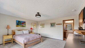 A bedroom with a bed, bedside tables, a lamp, and a painting on the wall. - Cascade Views | Family Retreat | Dog Friendly (Sisters)