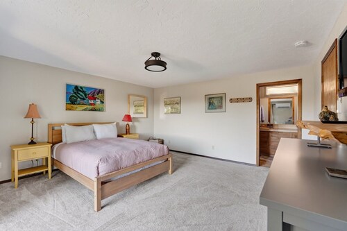 Cascade Views | Family Retreat | Dog Friendly