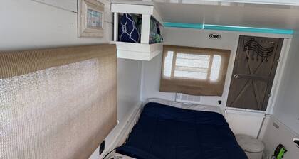 Adorable 1-bedroom boat in charming Palm Harbor kayak provided
