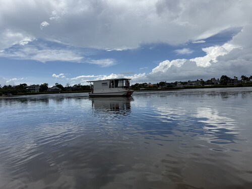 Adorable 1-bedroom boat in charming Palm Harbor kayak provided