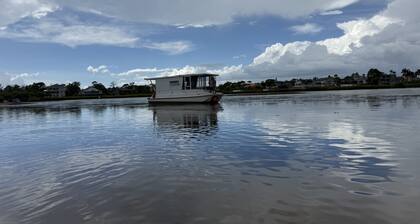 Adorable 1-bedroom boat in charming Palm Harbor kayak provided