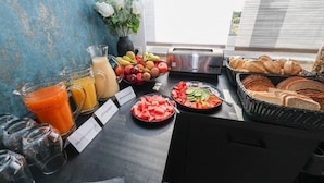 Sarapan prasmanan setiap hari dengan biaya tambahan