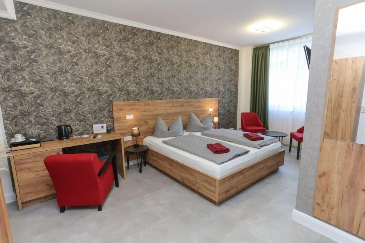 Standard-Doppelzimmer, Stadtblick | Zimmersafe, Verdunkelungsvorhänge, schallisolierte Zimmer