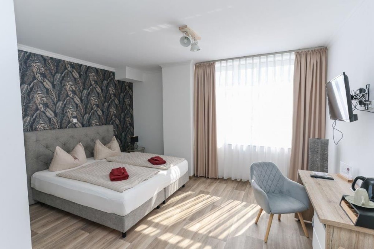 Comfort-Doppelzimmer, Stadtblick | Zimmersafe, Verdunkelungsvorhänge, schallisolierte Zimmer