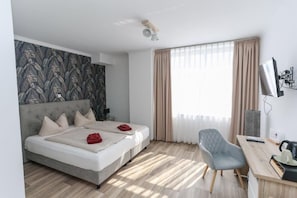 Comfort-Doppelzimmer, Stadtblick | Zimmersafe, Verdunkelungsvorhänge, schallisolierte Zimmer