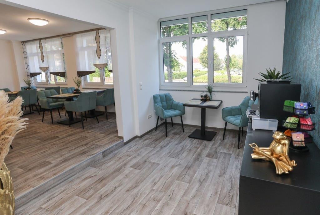 Um interior moderno com balcão de recepção, área de estar e grandes janelas.