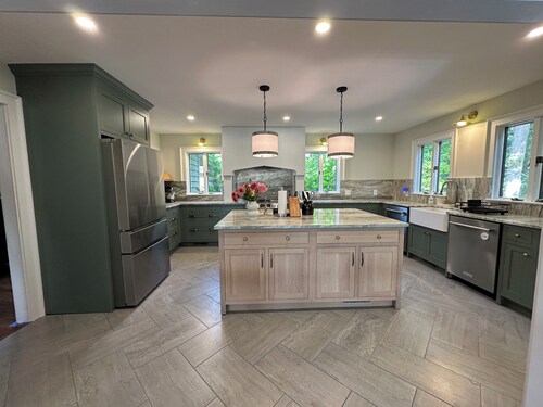 Pen y Bryn - 5BR Blue Ridge Luxury Retreat with Pool, Library & Game Room
