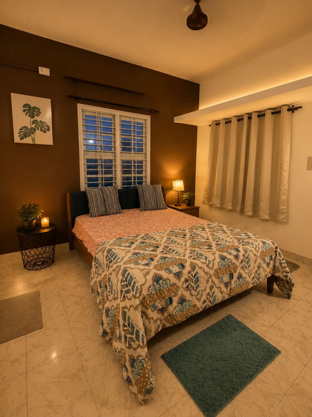 Un dormitorio con cama, una mesita de noche con lámpara, una ventana con persianas y una lámpara de pared.